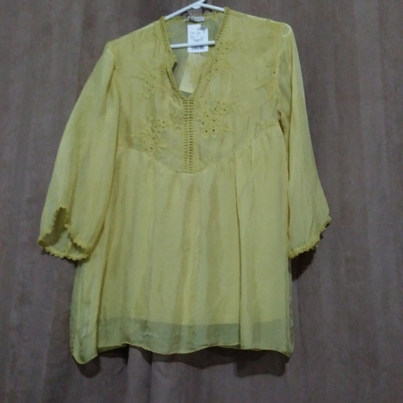 Beautiful top - Picture 2 of 2